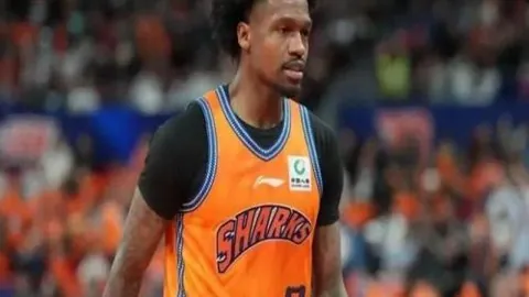 “NBA最新战况：湖人力压火箭跃升至西部第四，76人遭遇七连败跌至东部第十二”